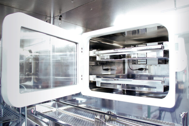 Isolator line with LAF hood for material input - Internal refrigerator
