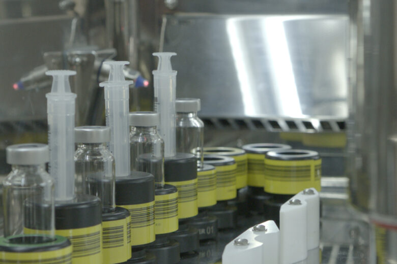 Invisible conveying system for vials and syringes