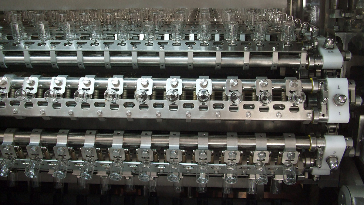 COMECER - DF Pharma - Particolare macchina lavatrice per flaconi LF600